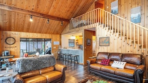 Living area - Norris Lake Cabin | Dock + Games (Jacksboro)