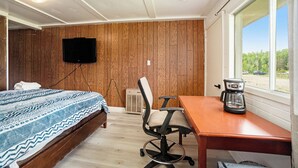 Økonomirom | Blendingsgardiner, strykejern/-brett og wi-fi (inkludert)