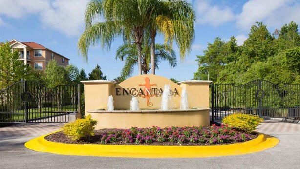 Un cartel con el nombre 'ENGANTIDA' y una fuente decorativa al frente.