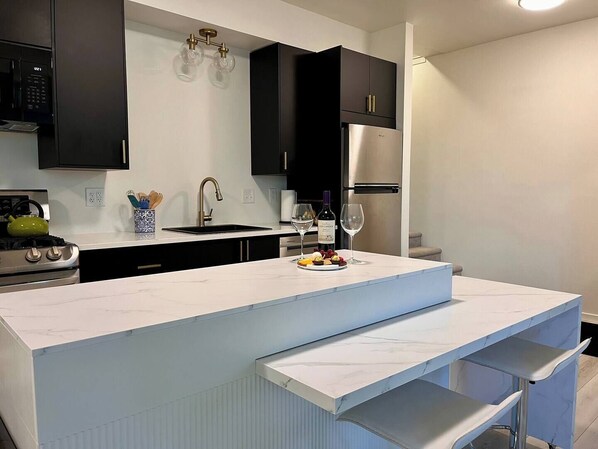 Jääkaappi, mikroaaltouuni, uuni, liesi