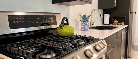 Refrigerador, microondas, horno y parrilla de estufa