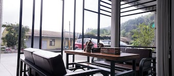Modern Family Room with Balcony & Mountain View – See You Soon Homestay, Alishan