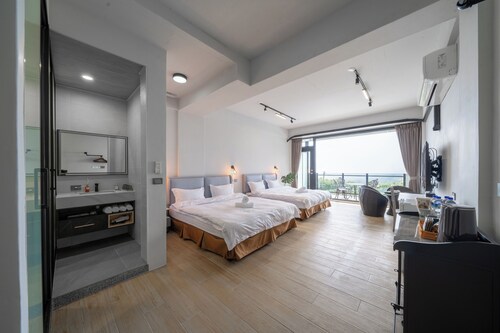 Modern Family Room with Balcony & Mountain View – See You Soon Homestay, Alishan