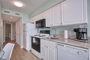 Kühlschrank, Mikrowelle, Ofen, Geschirrspüler