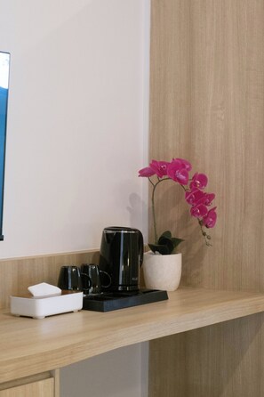 Desk, laptop workspace, free WiFi