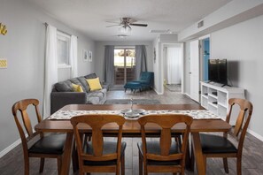 Living area - St. George Getaway - Spacious, Updated 1 BD/1 BA, Sleeps 6 (St. George)