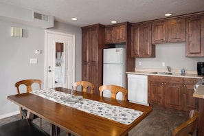 Dining - St. George Getaway - Spacious, Updated 1 BD/1 BA, Sleeps 6 (St. George)