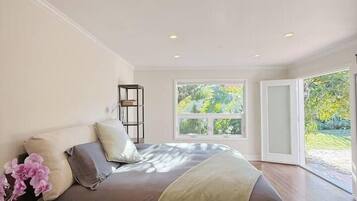 4 bedrooms, iron/ironing board, WiFi