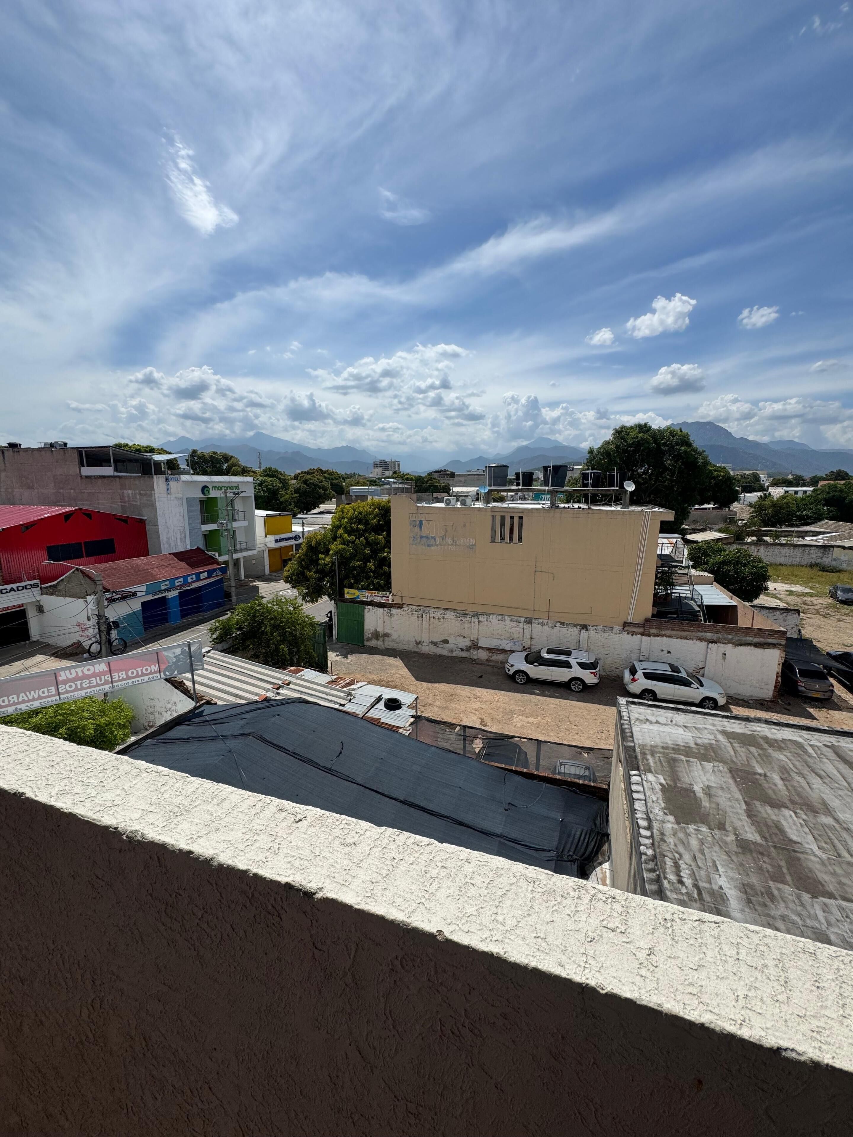 Une vue d’un bâtiment doté d’un toit plat et d’une enseigne sur laquelle on peut lire « MORPODOR ».
