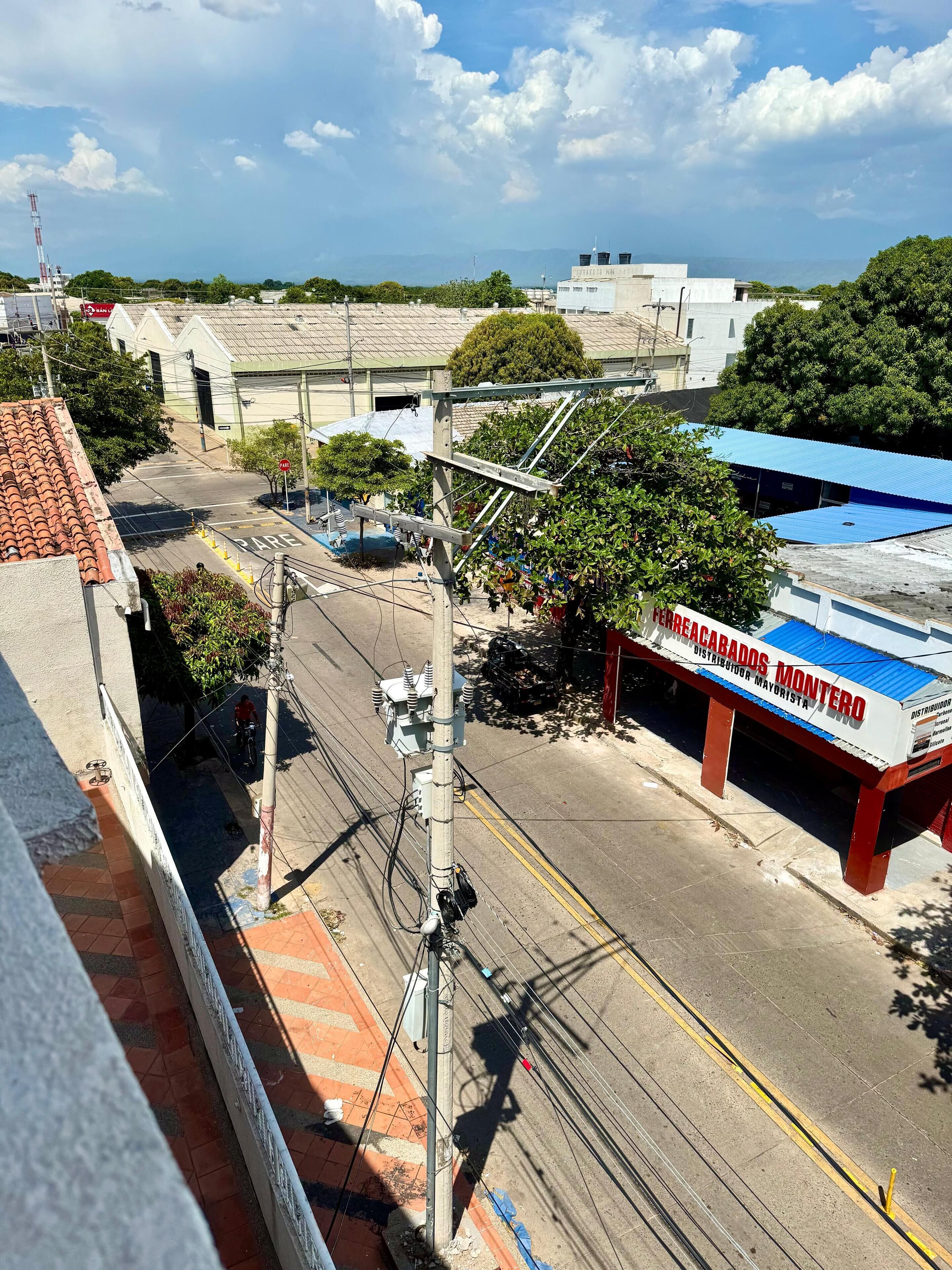 A street view with a building labeled "INFLUENCEDOS MONTERO" and a clear sky.