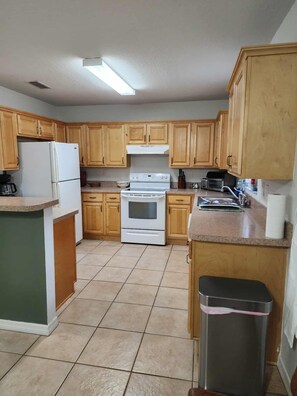 Mikrowelle, Ofen, Herdplatte, Geschirrspüler