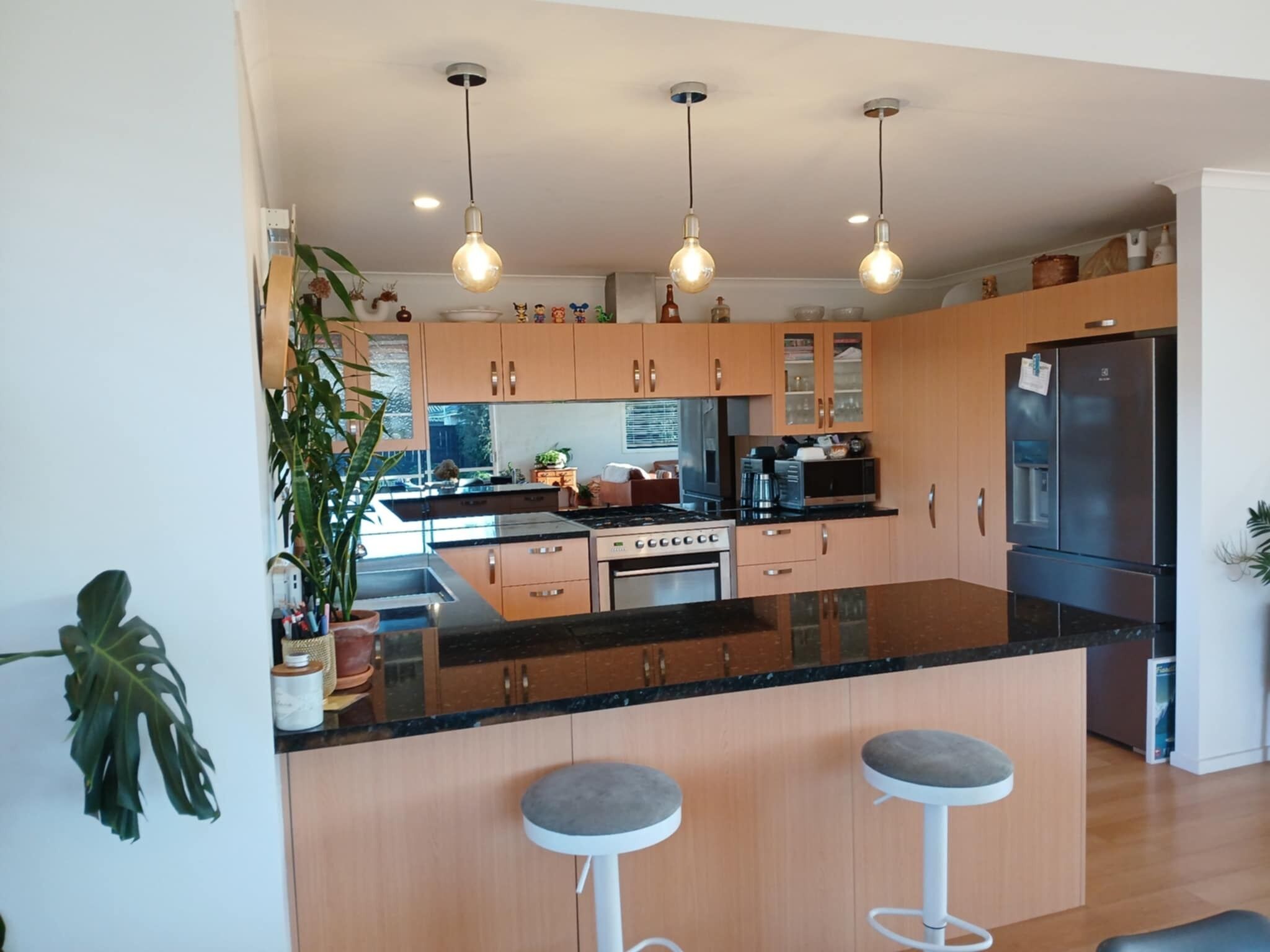 Four à micro-ondes, un four, surface de cuisson, lave-vaisselle