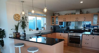 Brightwater Beauty - Spa, BBQ, Trampoline & Pet Friendly!