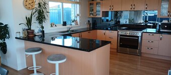 Brightwater Beauty - Spa, BBQ, Trampoline & Pet Friendly!
