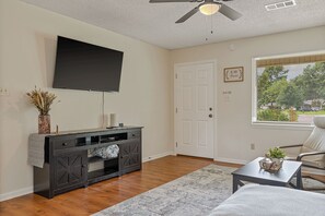 3 bedrooms, iron/ironing board, free WiFi, bed sheets - Oaky Hideaway - 3Bd 1.5Ba, Highspeed WiFi, Fenced yard, Southside complex close! (Jonesboro)