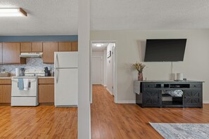 Fridge, microwave, oven, stovetop - Oaky Hideaway - 3Bd 1.5Ba, Highspeed WiFi, Fenced yard, Southside complex close! (Jonesboro)