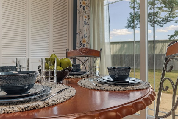 Dining - Oaky Hideaway - 3Bd 1.5Ba, Highspeed WiFi, Fenced yard, Southside complex close! (Jonesboro)