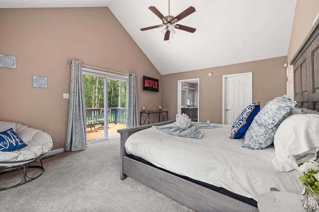 3 soverom, skrivebord, strykejern/-brett og reiseseng for barn