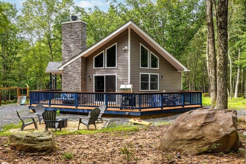 Poconos Lake Retreat: Game Room, Hot Tub & Relaxing Getaway