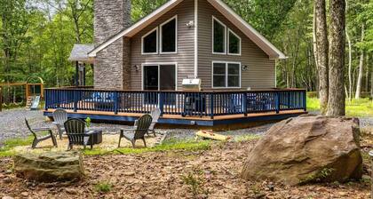 Poconos Lake Retreat: Game Room, Hot Tub & Relaxing Getaway