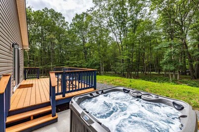 Poconos Lake Retreat - Game Area + Hot Tub Escape