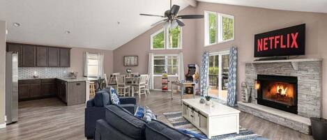 Una Smart TV, una chimenea, un futbolín, libros