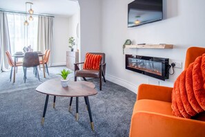 Smart TV y chimenea 