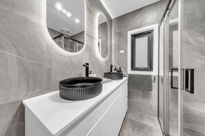 Séchoir à cheveux, serviettes fournies, savon, shampooing