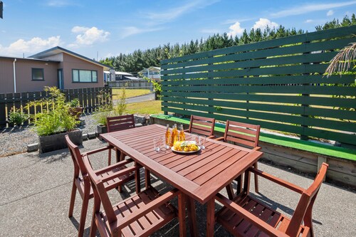 Te Kaha a cosy retreat. 5 min walk to the lake and marina.