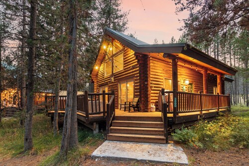Yellowstone Log Cabin, Hot Tub, Sleeps 10.