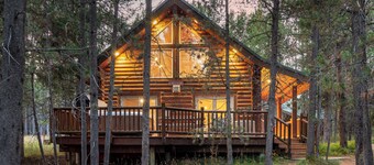 30 minutes to Yellowstone Stillwood Cabin Retreat with Hot Tub and Fire Table