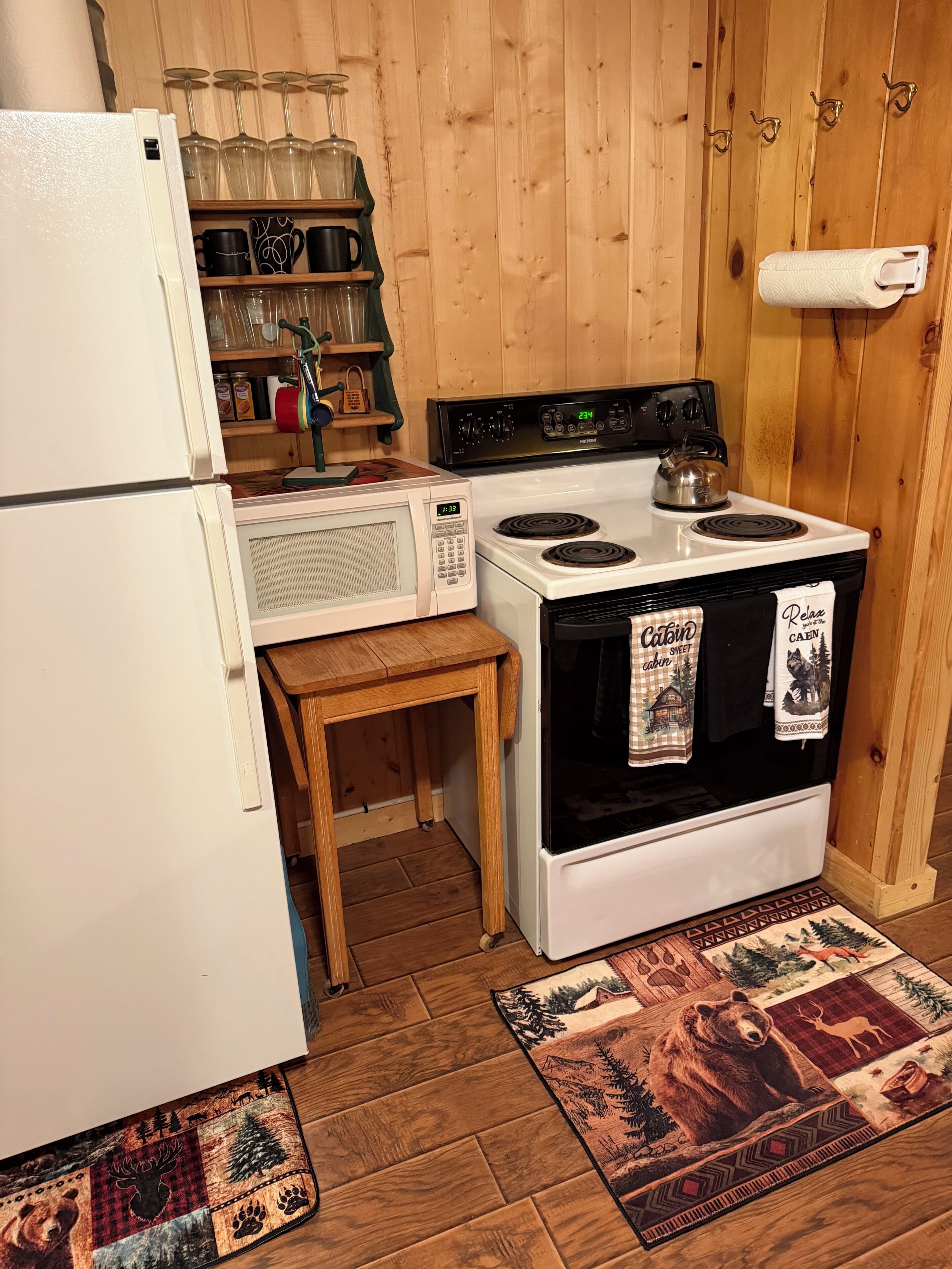 Een koelkast, een microgolfoven, een oven, een kookplaat