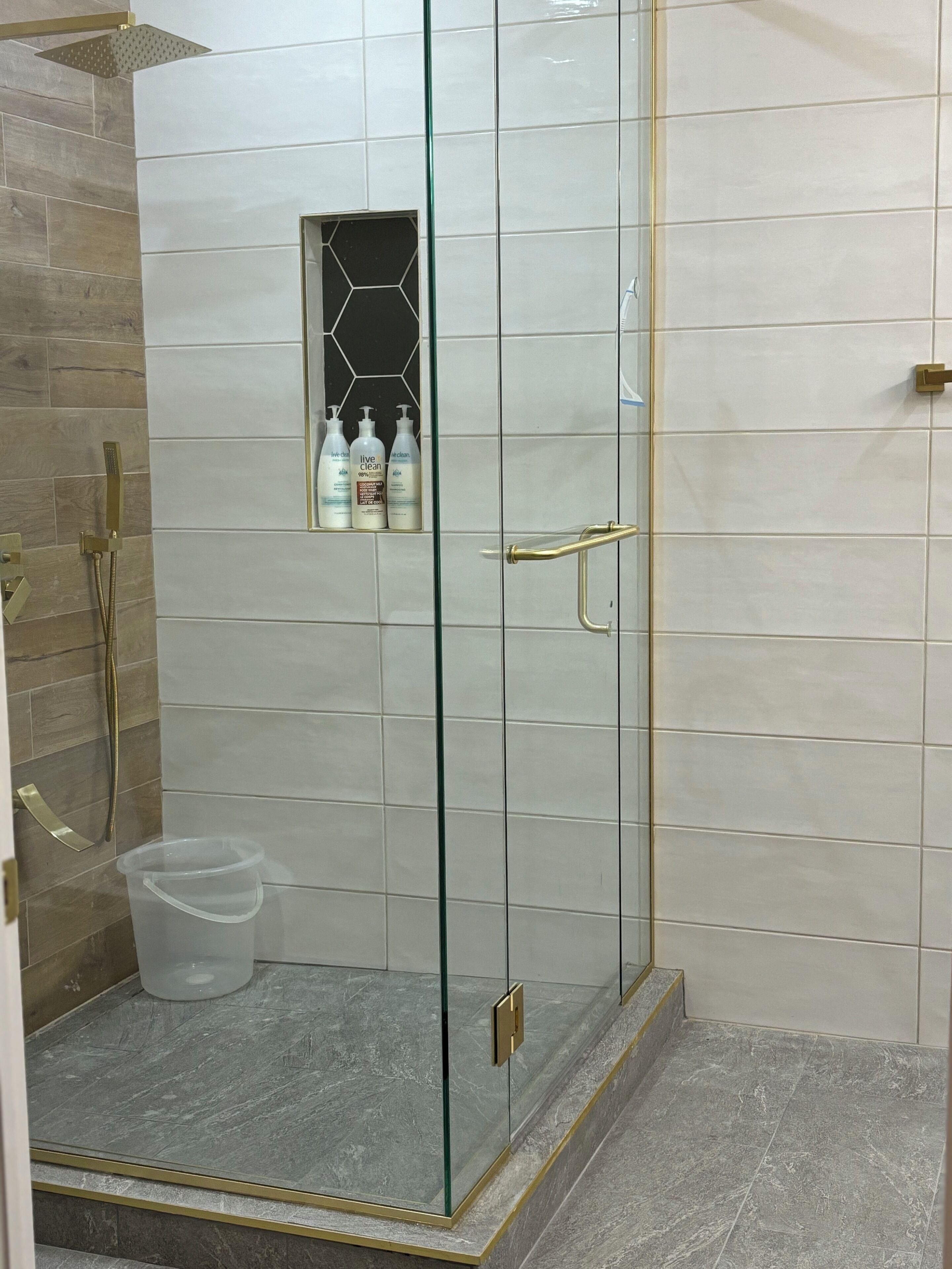 Douche, séchoir à cheveux, serviettes fournies, savon