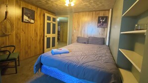 1 bedroom, WiFi, bed sheets - Bannack Room, Queen Bed, Grant MT, Horse Prairie Stage Stop Lewis & Clark Trail (Grant)