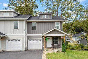 House (6 Bedrooms) | Interior - Dogwood & Sweetgum Buyout by Avantstay 2 Home Buyout! Sleeps 16! (Asheville)