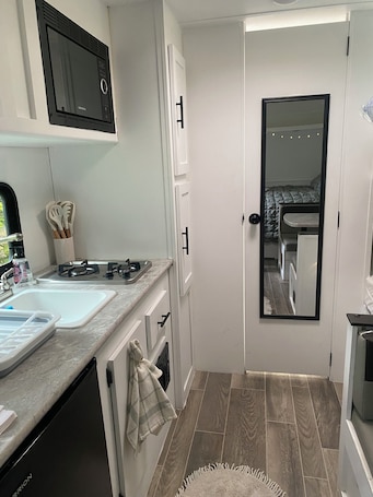 Microonde, piano cottura. Lovely RV with AC in charming Bethpage a mile from the train to NYC