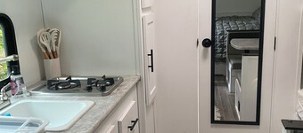 Lovely RV with AC in charming Bethpage a mile from the train to NYC