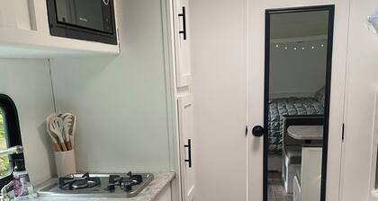 Lovely RV with AC in charming Bethpage a mile from the train to NYC