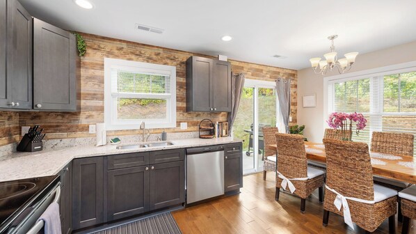 Interior - Cypress & Willow Buyout by Avantstay 2 Home Buyout! Sleeps 16! (Asheville)