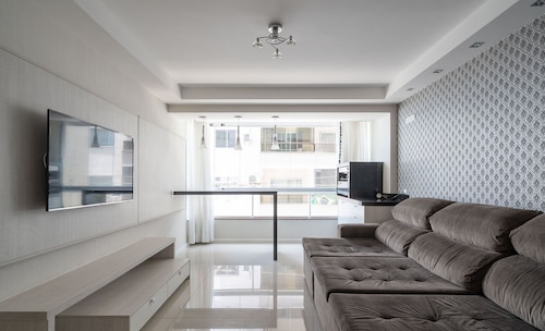 3BR apt 110m to Beach, Near BC Sights Drb0205
