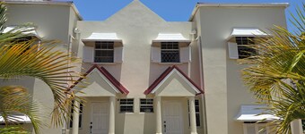 Gated Townhome Family-friendly Tropical Patio nearby restaurants shops safe area