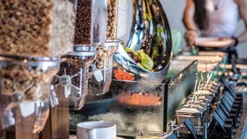 Una cafetería con diferentes tipos de granos de café y una máquina de café.