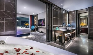 Royal Suite | Free minibar, in-room safe, desk, blackout curtains