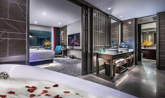 Deluxe 270° Canton Tower River View Suite | Free minibar, in-room safe, desk, blackout drapes