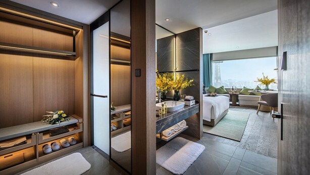 Een moderne badkamer met een wastafel, spiegel en douchehoek.