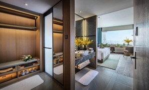Ein modernes Badezimmer mit Waschtisch, Spiegel und Duschbereich.