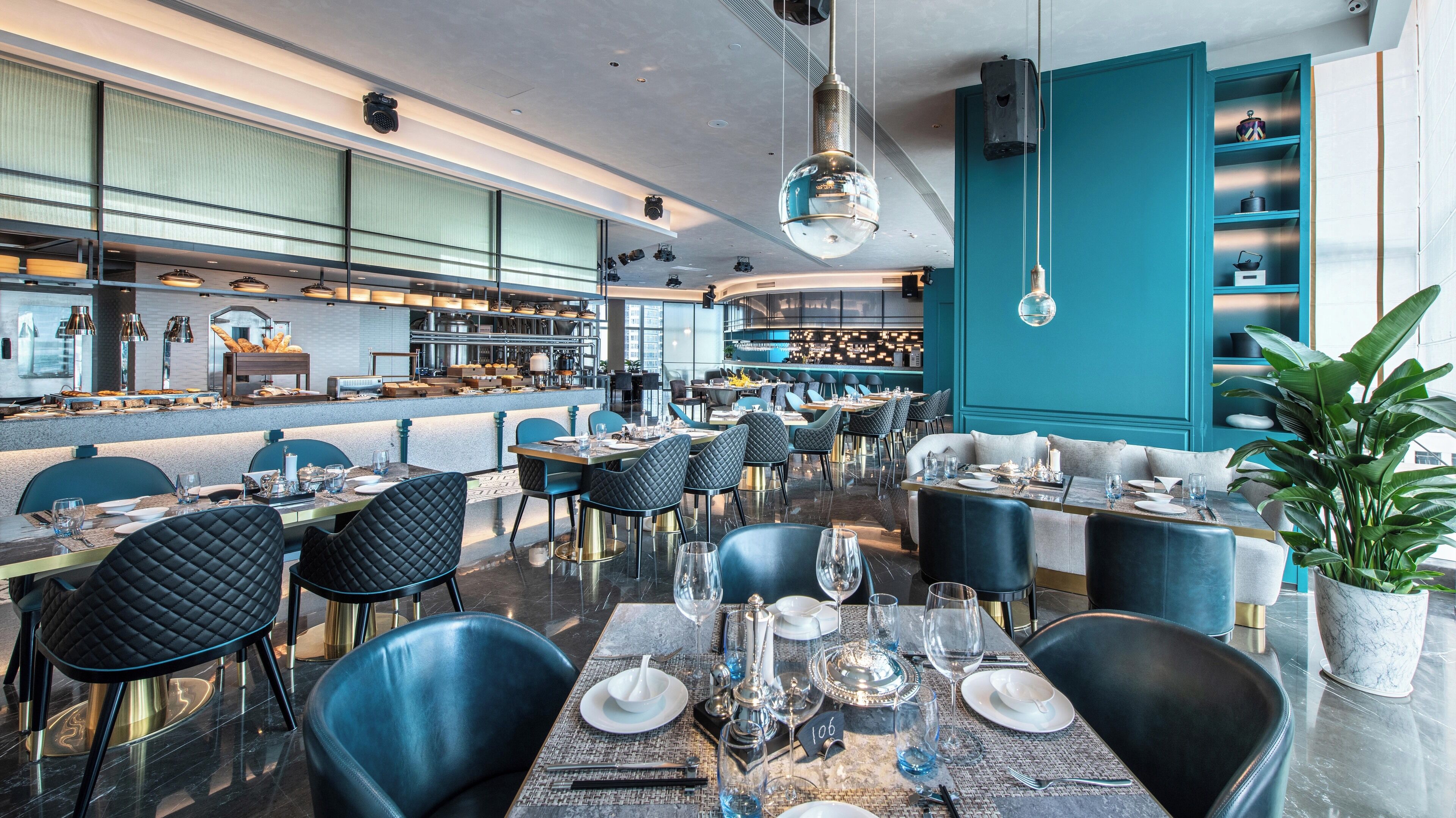 Un restaurante moderno con zona de bar, capacidad para 20 comensales y una gran planta en maceta.