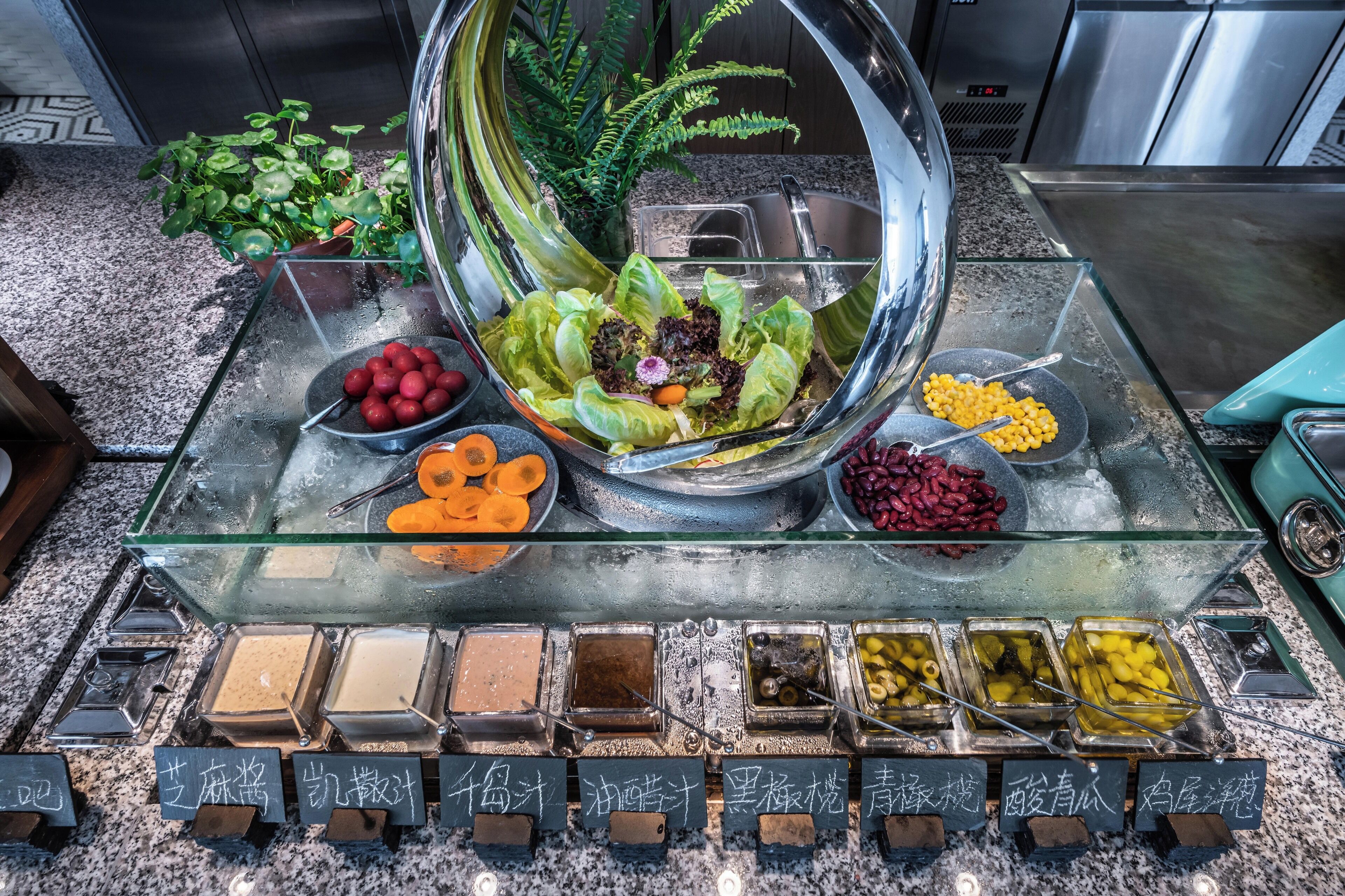 Daily buffet breakfast (CNY 168 per person)