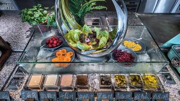 Daily buffet breakfast (CNY 168 per person)