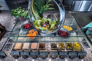 Daily buffet breakfast (CNY 168 per person)